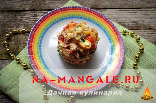 Салат с копченой курицей и крабовыми палочками и помидорами. Салат с курицей и крабовыми палочками