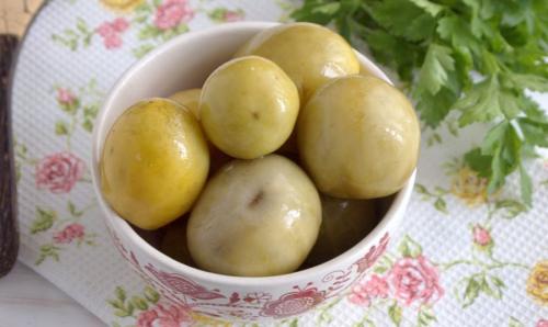 Квашеные зеленые помидоры с корнем хрена и горчицей