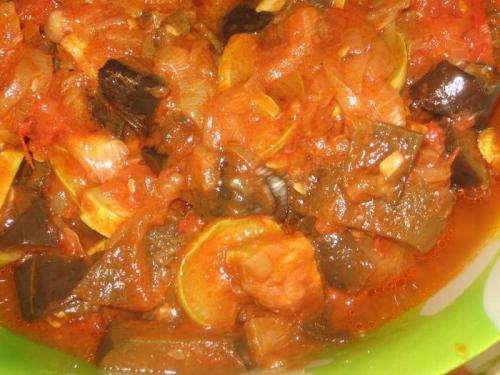 Кабачки и баклажаны в томатном соусе.