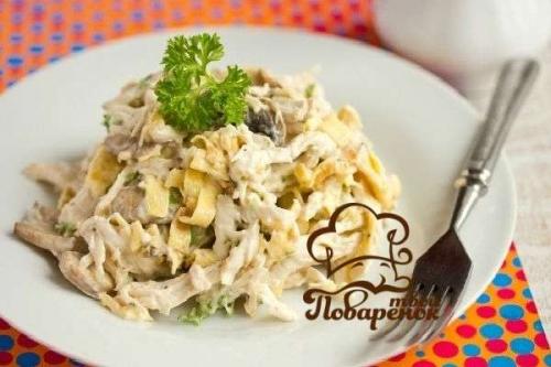 Салат с яичными блинчиками курицей и грибами. Салат с яичными блинами, курицей и грибами