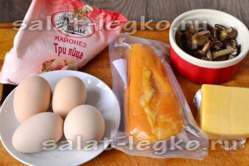 Салат с копченой куриной грудкой и грибами