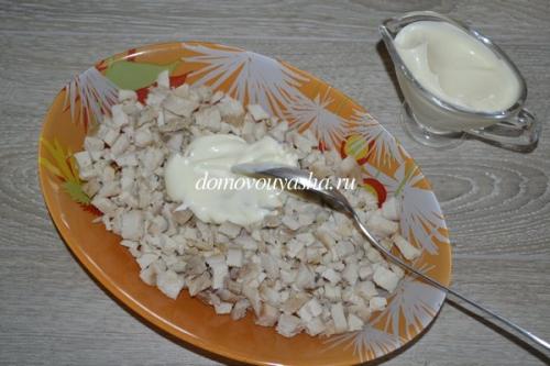 Салат с виноградом и курицей и грецкими орехами и сыром рецепт. Салат Тиффани с виноградом, курицей и орехами