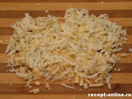 Салат с курицей, сыром, яблоком и виноградом