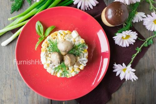 Салат с куриной грудкой и грибами и кукурузой. Салат с куриной грудкой, маринованными грибами и кукурузой