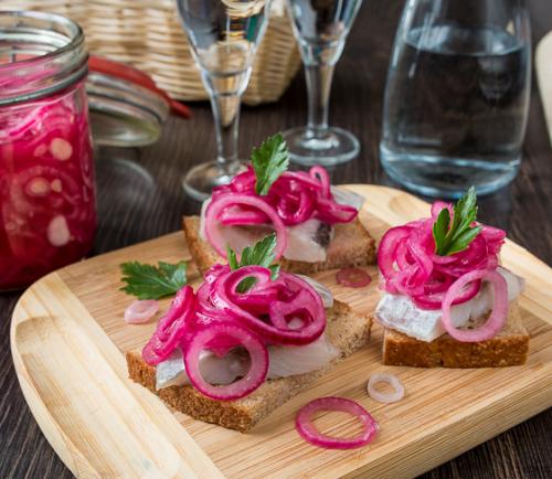 Как мариновать красный лук для салата. 