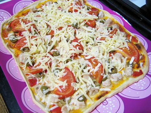 Рецепт пиццы с курицей, оливками и солеными огурцами