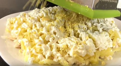 Как замариновать лук для салата Невеста. Салат «Невеста»: классический рецепт с копченой курицей