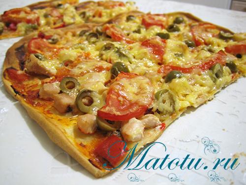 Рецепт пиццы с курицей, оливками и солеными огурцами