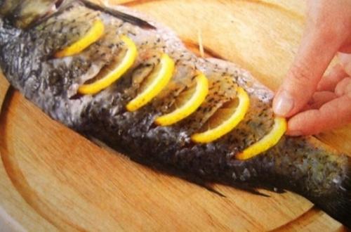 Запеченный карп в духовке с овощами. Рецепт карпа в духовке с овощами: как приготовить рыбу целиком или порционно?