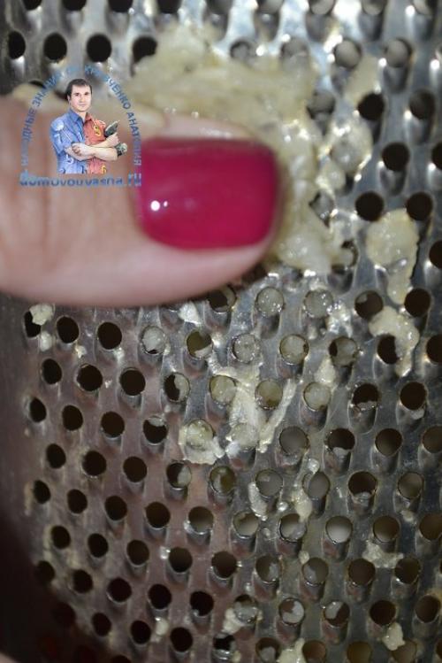 Салат с фасолью, помидорами и сухариками. Рецепт с копченой колбасой