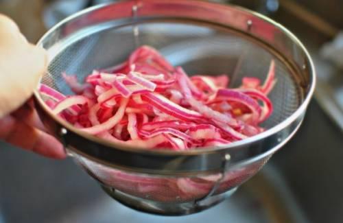 Как мариновать лук если уксу.  Лук маринованный в уксусе к шашлыку или салату — быстрый рецепт