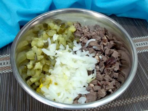 Салат из сердца с яйцами. Салат с сердцем, яйцами и луком