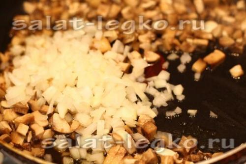 Слоеный салат с куриной грудкой и грибами и сыром. Слоеный салат с курицей, грибами и твердым сыром