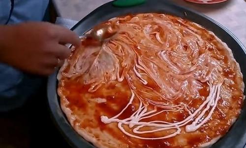 Пицца рецепт с колбасой и сыром и помидорами солеными огурцами. Пицца с колбасой, сыром и помидорами