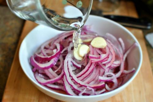 Как мариновать лук без уксуса быстрый рецепт для салата. Рецепты маринованного лука без уксуса