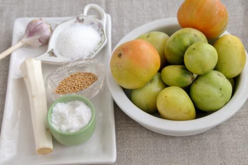 Квашеные зеленые помидоры с корнем хрена и горчицей