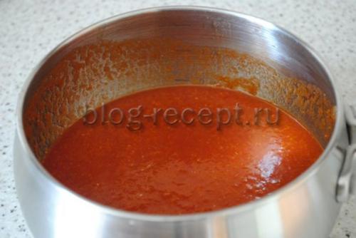 Аджика сырая из помидор чеснока и горького перца. Ингредиенты: