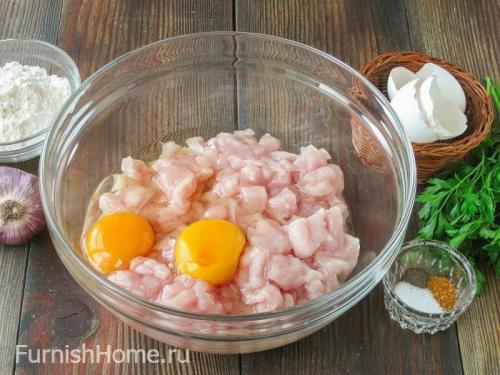 Рубленые куриные котлеты с плавленым сыром. Куриные котлеты с плавленым сыром и зеленью