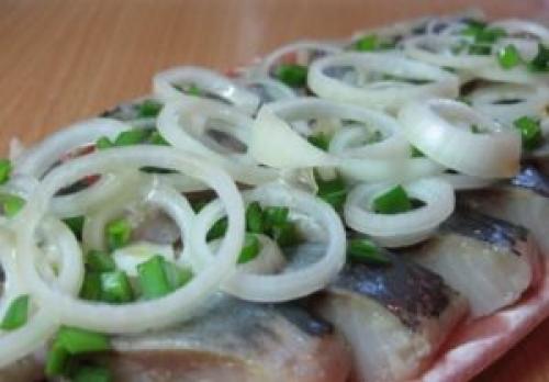 Как замариновать лук для селедки. Как замариновать лук для селёдки?