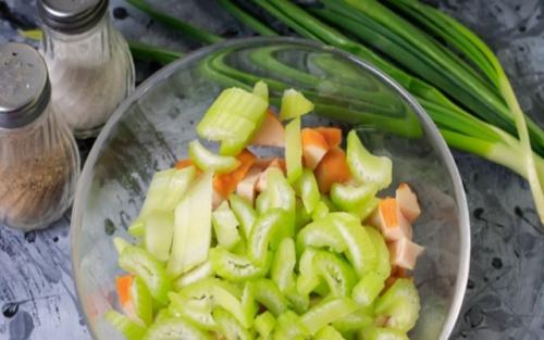 Салат из свежего огурца и курицы с яичным блинчиком. Блинчики с копченой курицей – очень вкусный салат.