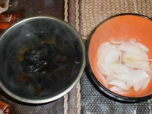 Слоеный салат с курицей и черносливом и ананасом. Салат с курицей, черносливом и ананасом