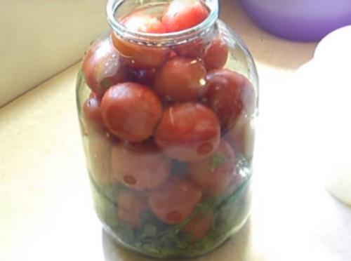 Вкусные соленые помидоры на зиму. Солёные помидоры в банках, как бочковые