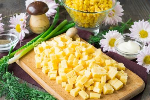 Салат с куриной грудкой и грибами и кукурузой. Салат с куриной грудкой, маринованными грибами и кукурузой