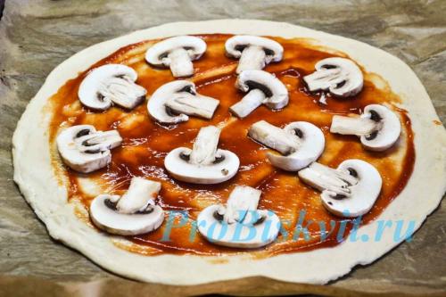 Пицца с солеными огурцами и грибами. Необходимые ингредиенты