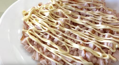 Как замариновать лук для салата Невеста. Салат «Невеста»: классический рецепт с копченой курицей