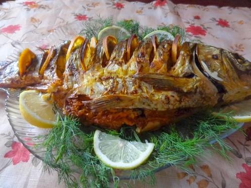 Рецепт карпа фаршированного запеченного в духовке в фольге с овощами. Карп запеченный с овощами