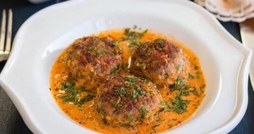 Тефтели в сметанном соусе — готовим по нашим рецептам