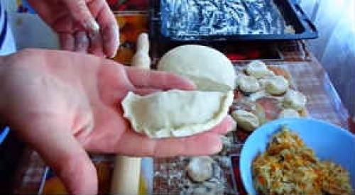 Вареники с квашеной капустой и салом. Вареники с квашеной капустой