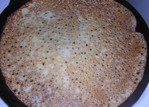 Тонкие кружевные блины на кефире с кипятком: рецепт