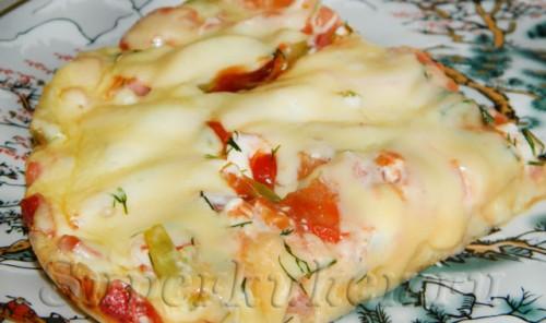 Пицца с фаршем и соленым огурцом