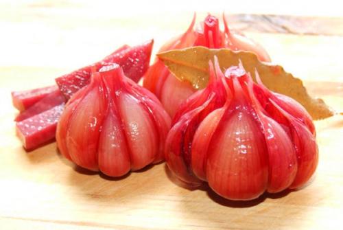 Маринованный чеснок рецепт, как на рынке со свеклой. Маринованный розовый чеснок со свеклой