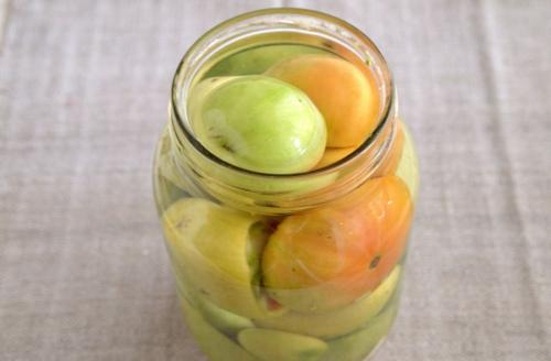 Квашеные зеленые помидоры с корнем хрена и горчицей