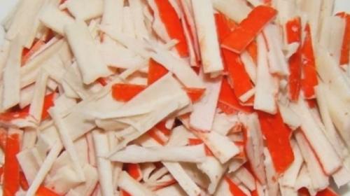 Салат тритон с кальмарами, крабовыми палочками и ветчиной