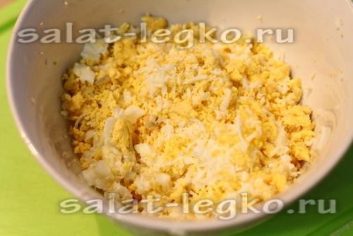 Слоеный салат с куриной грудкой и грибами и сыром. Слоеный салат с курицей, грибами и твердым сыром