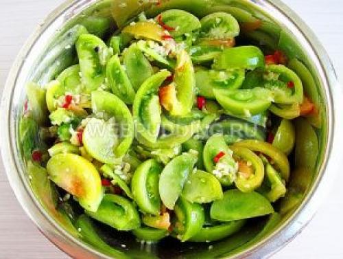 Салат кобра из красных помидор на зиму.