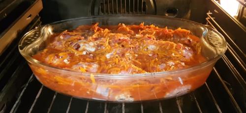 Тефтели в томатно-сметанном соусе с морковью. Приготовление: