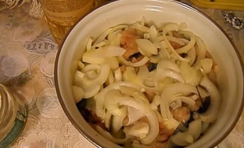 Засолить скумбрию кусочками. Рыба, соленная кусочками с луком и маслом