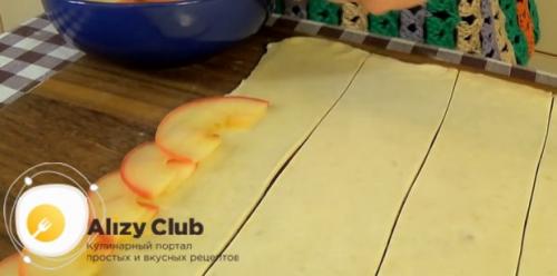 Булочки с яблоками из слоеного теста розочки. Пошаговое приготовление