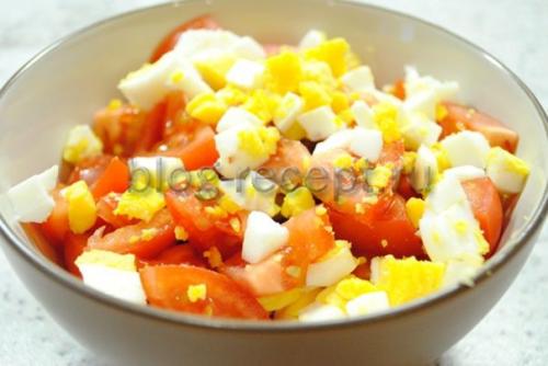 Салат с сухариками и копченой колбасой и фасолью помидорами и. Ингредиенты (3-4 порции):