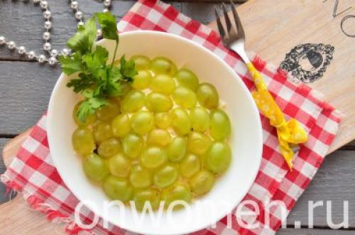 Салат с черносливом и грецкими орехами и курицей и сыром и виноградом. Салат с курицей, черносливом и виноградом