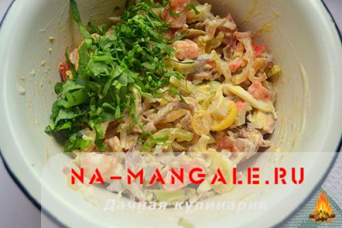Салат с копченой курицей и крабовыми палочками и помидорами. Салат с курицей и крабовыми палочками