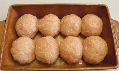 Тефтели в духовке в сметанном соусе. Куриные шарики в сметанном соусе