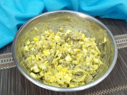 Салат из сердца с яйцами. Салат с сердцем, яйцами и луком