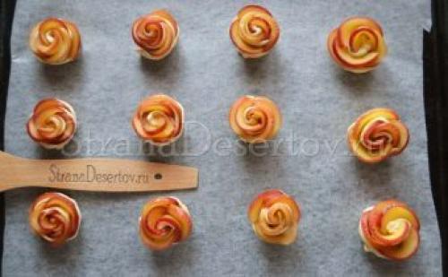 Розочки с яблоками выпечка. Как сделать булочки розочки из слоеного дрожжевого теста