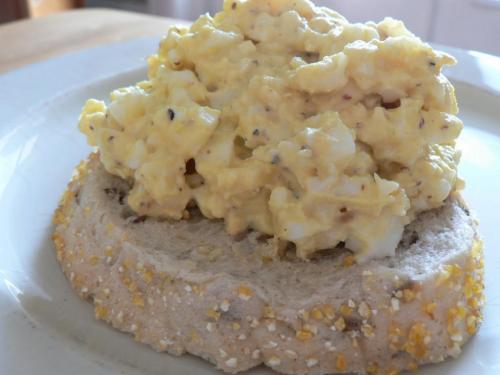 Как приготовить сырный салат с яйцом и чесноком. Сырный салат с яйцом и чесноком: рецепт приготовления и украшение