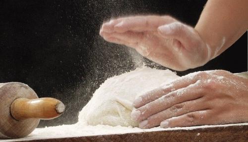 Быстрое дрожжевое тесто для пиццы. Дрожжевое тесто для пиццы — 5 рецептов теста на сухих дрожжах